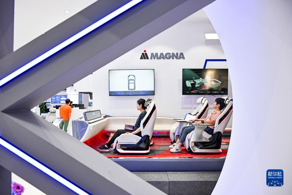 9月4日，觀眾在2023智博會“智能駕艙”展區參觀、體驗。新華社記者 王全超 攝